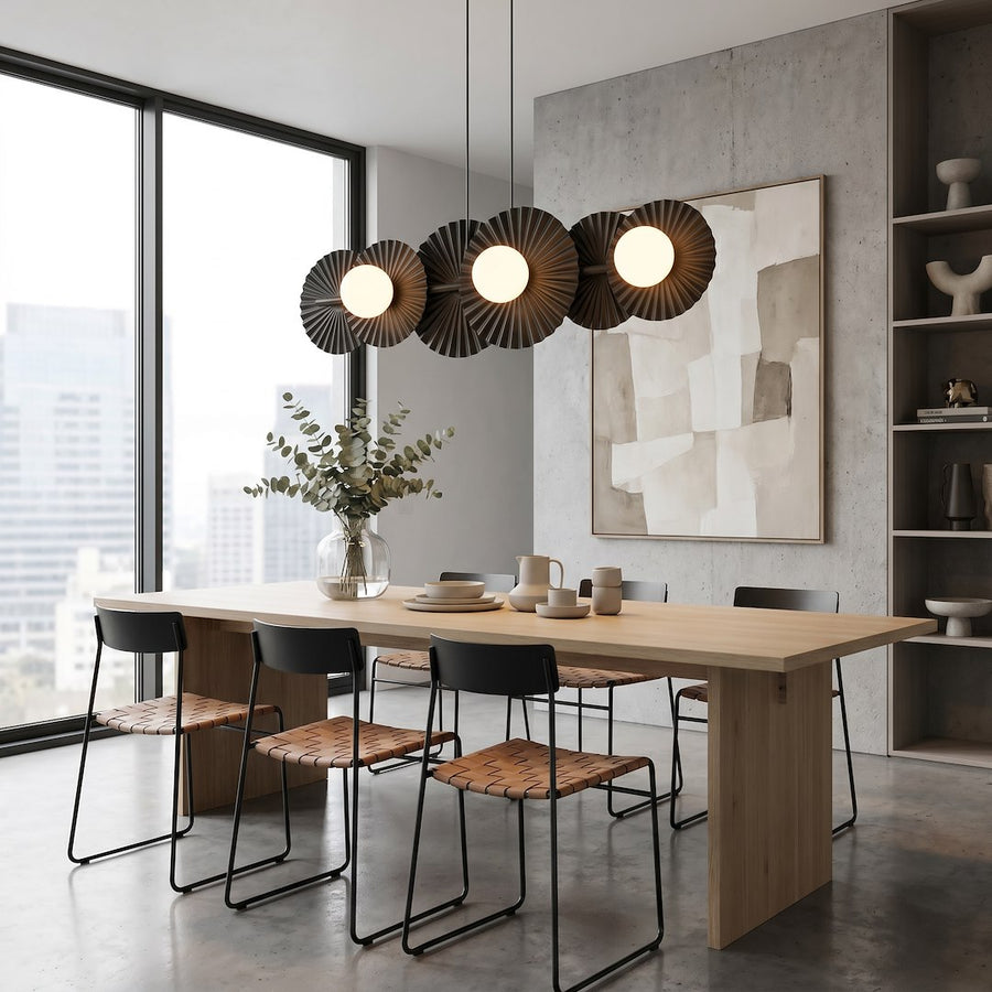 Suspension installée au-dessus d'une table en bois dans une salle à manger