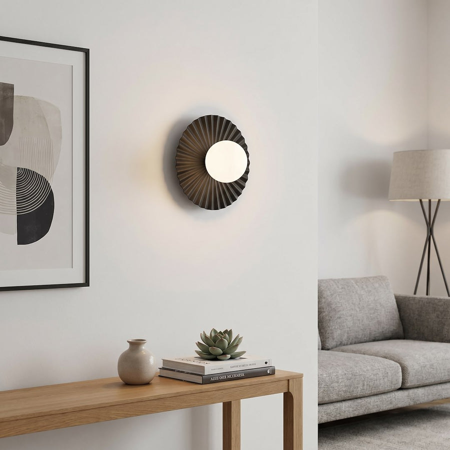 Applique allumée sur mur blanc au-dessus d'une console en bois clair