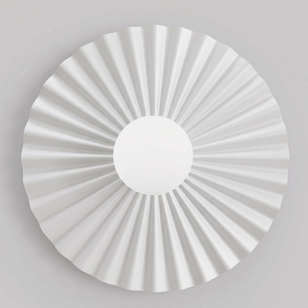 Applique murale blanche de face, diffuseur rond central et plissé rayonnant.