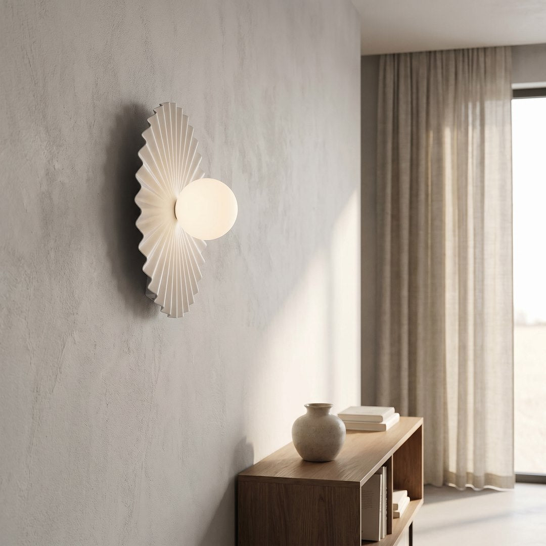 Mise en ambiance sur un mur clair, au-dessus d’un meuble en bois.