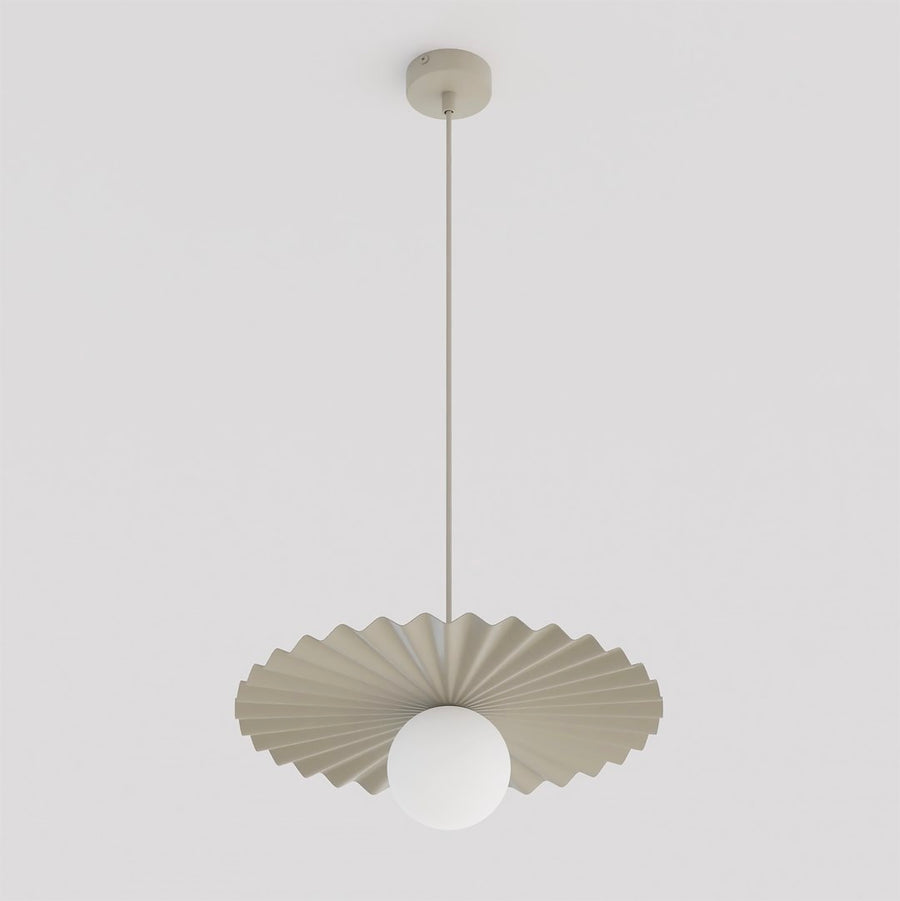 Vue de face sur fond blanc, abat-jour plissé beige et globe de verre blanc