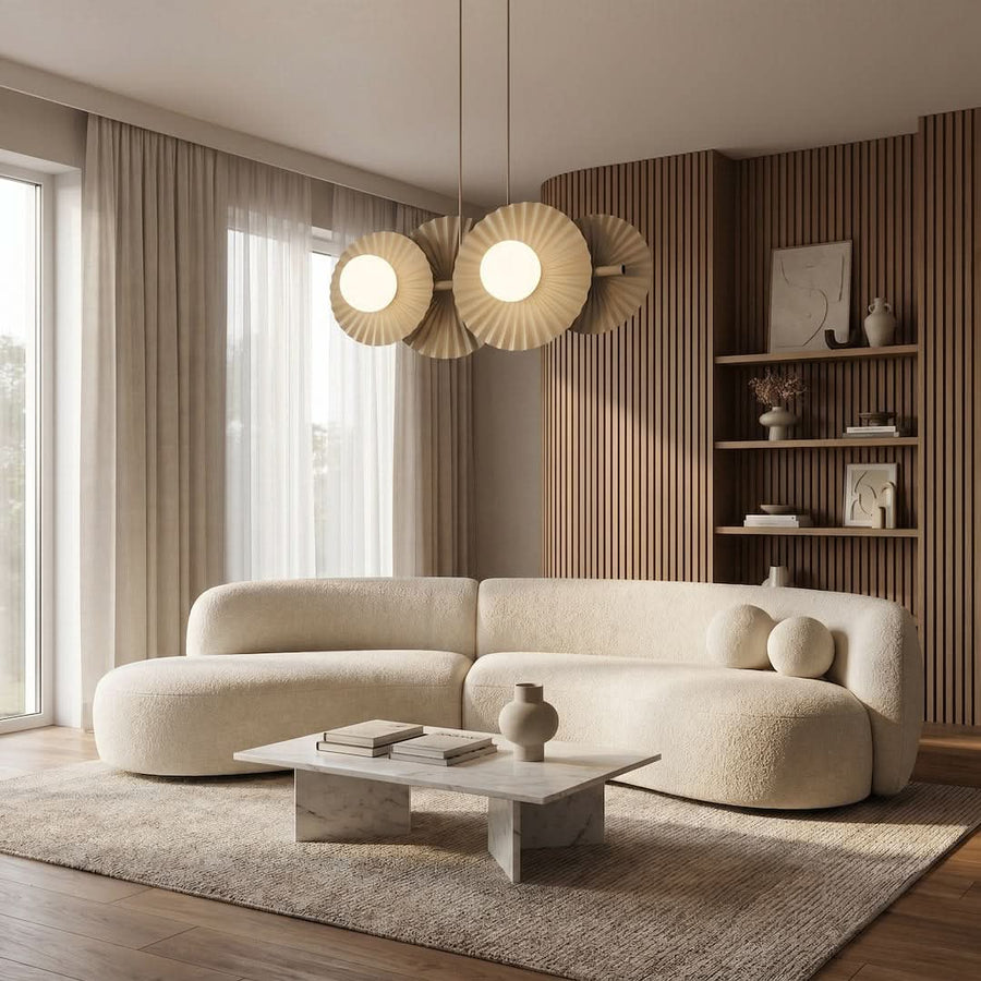 Suspension allumée au-dessus d'un salon beige avec canapé et bibliothèque