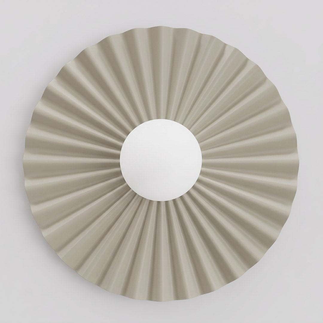 Vue de face de l'applique ronde beige plissée avec globe en verre blanc central.