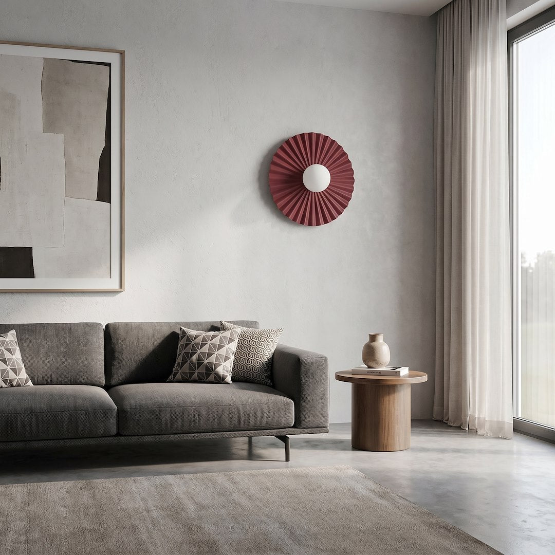 Mise en ambiance salon gris, applique bordeaux fixée au-dessus du canapé