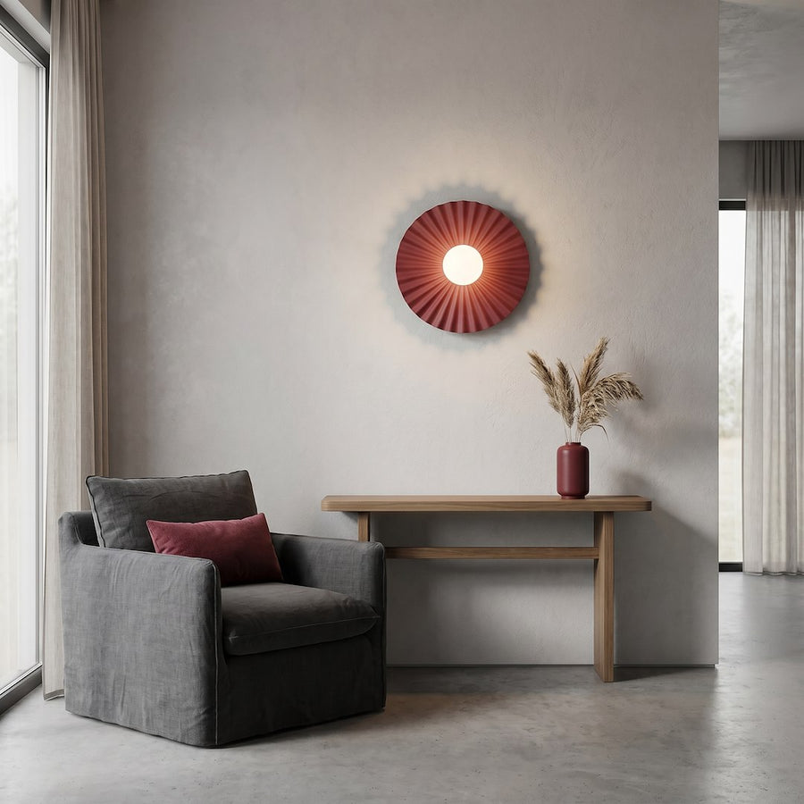 Ambiance salon avec fauteuil gris, applique éclairée au-dessus d'une console