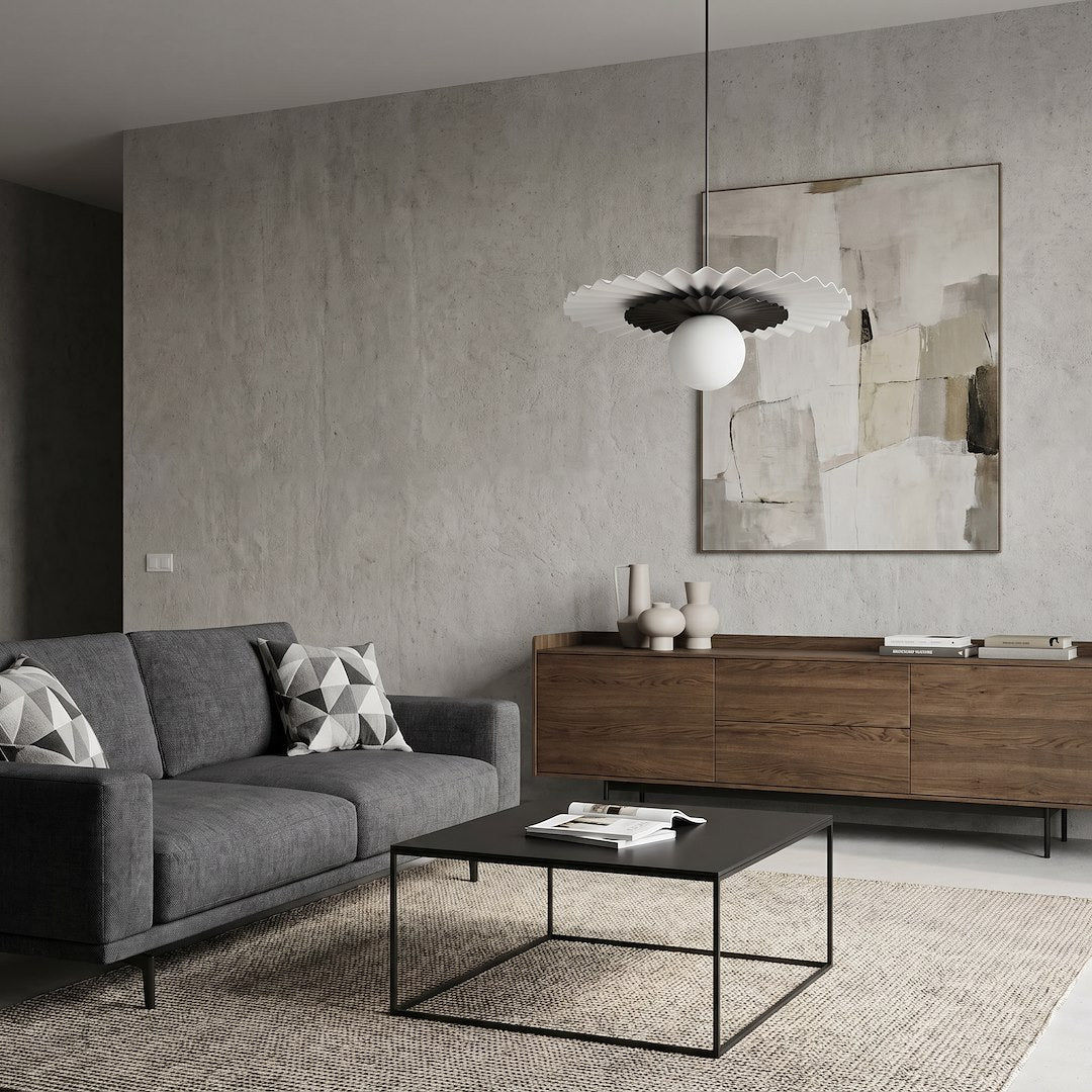 Mise en ambiance dans un salon gris avec canapé, table basse et tapis