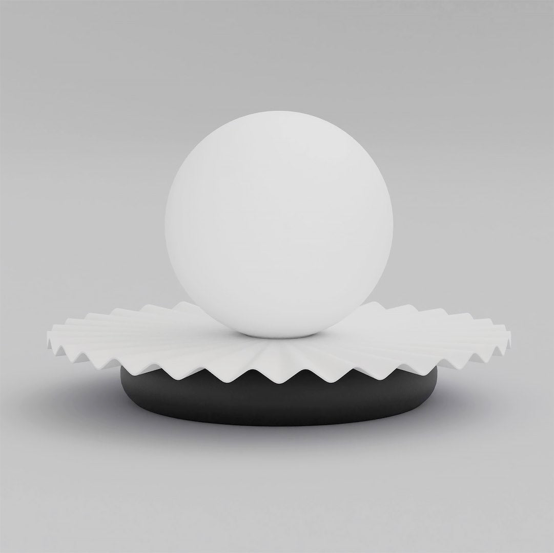 Vue de face du luminaire sur fond gris, sphère blanche sur socle noir.