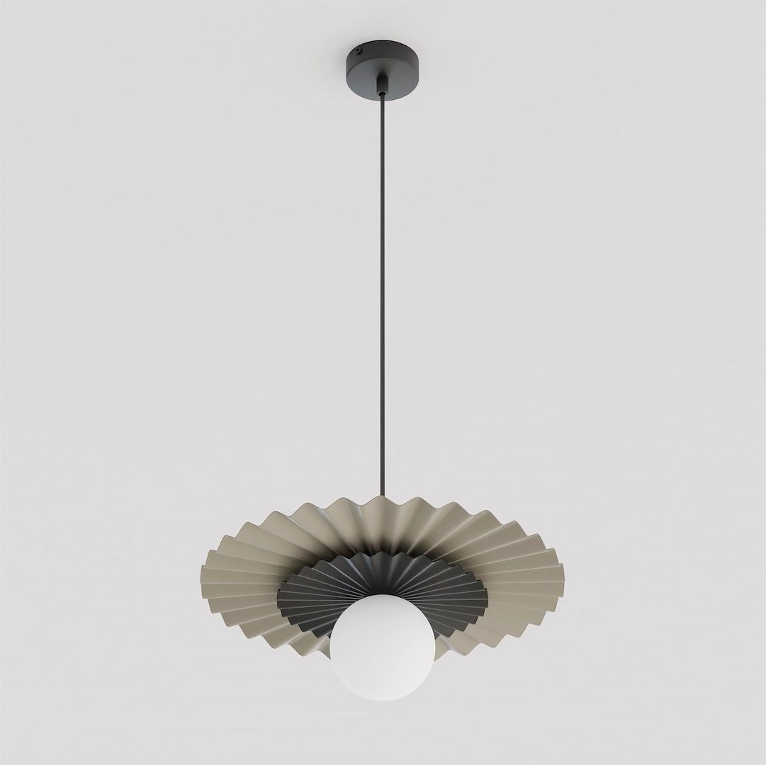 Suspension de face sur fond blanc, abat-jour plissé beige et globe de verre blanc