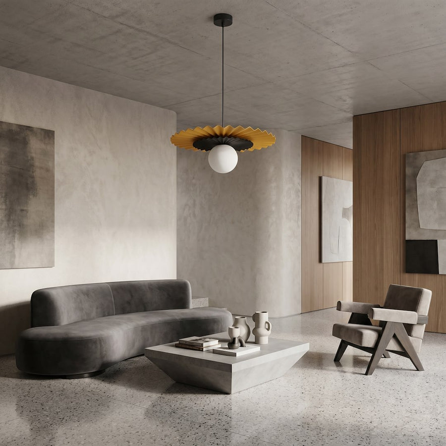 Vue d'ensemble d'un salon minimaliste, suspension plissée au plafond béton, canapé courbe