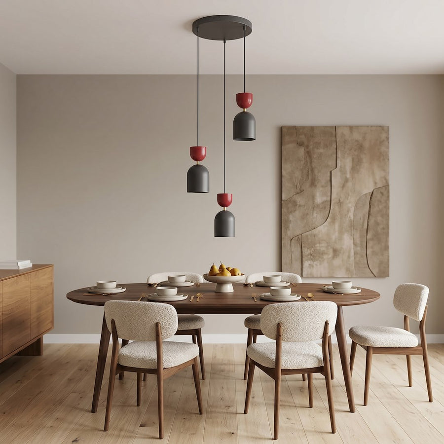 Suspension design éclairant une salle à manger claire avec table ovale et chaises beiges.
