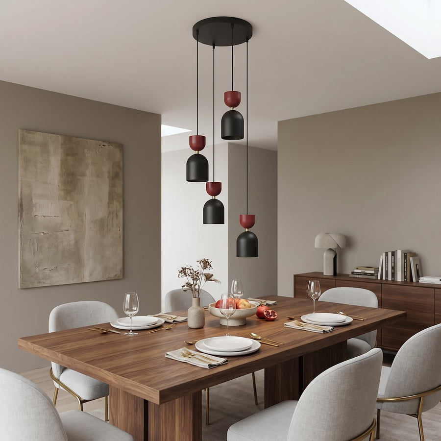 Suspension allumée au-dessus d'une grande table rectangulaire dressée pour un repas