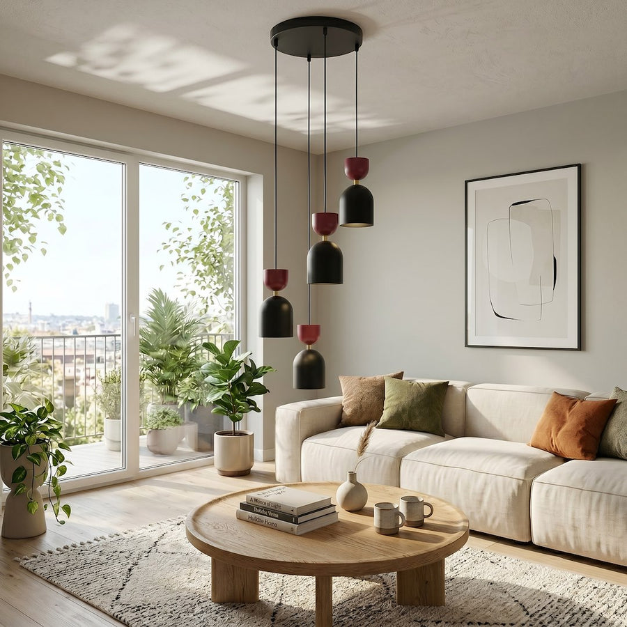 Mise en ambiance dans un salon clair avec canapé beige et baie vitrée