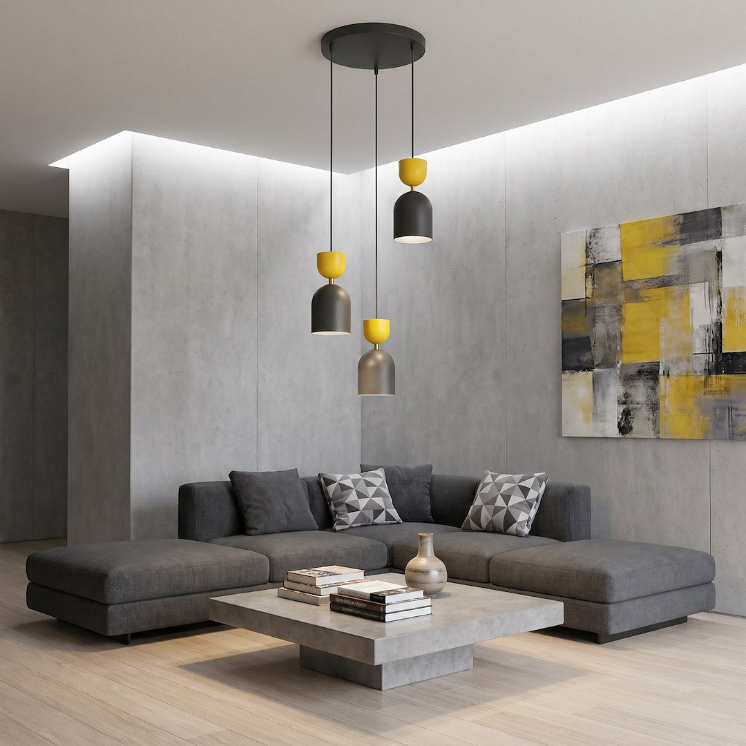 Luminaire suspendu dans un salon gris avec grand tableau jaune et noir