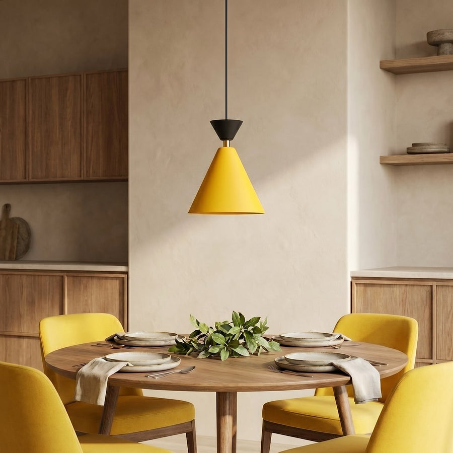 Suspension conique jaune éclairant une table ronde en bois dans une salle à manger