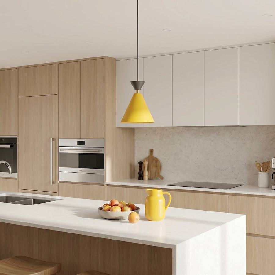 Suspension jaune au-dessus d'un plan de travail blanc dans une cuisine moderne en bois