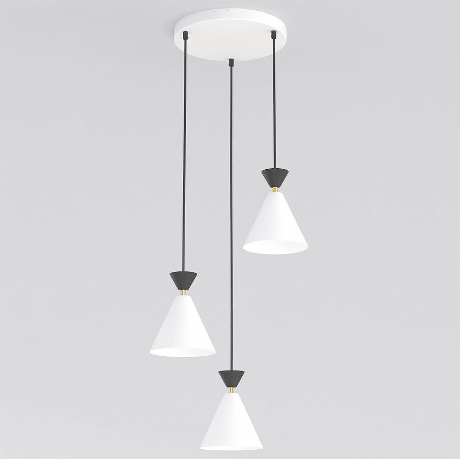 Suspension trois lumières vue de face, abat-jours coniques blancs et câbles noirs
