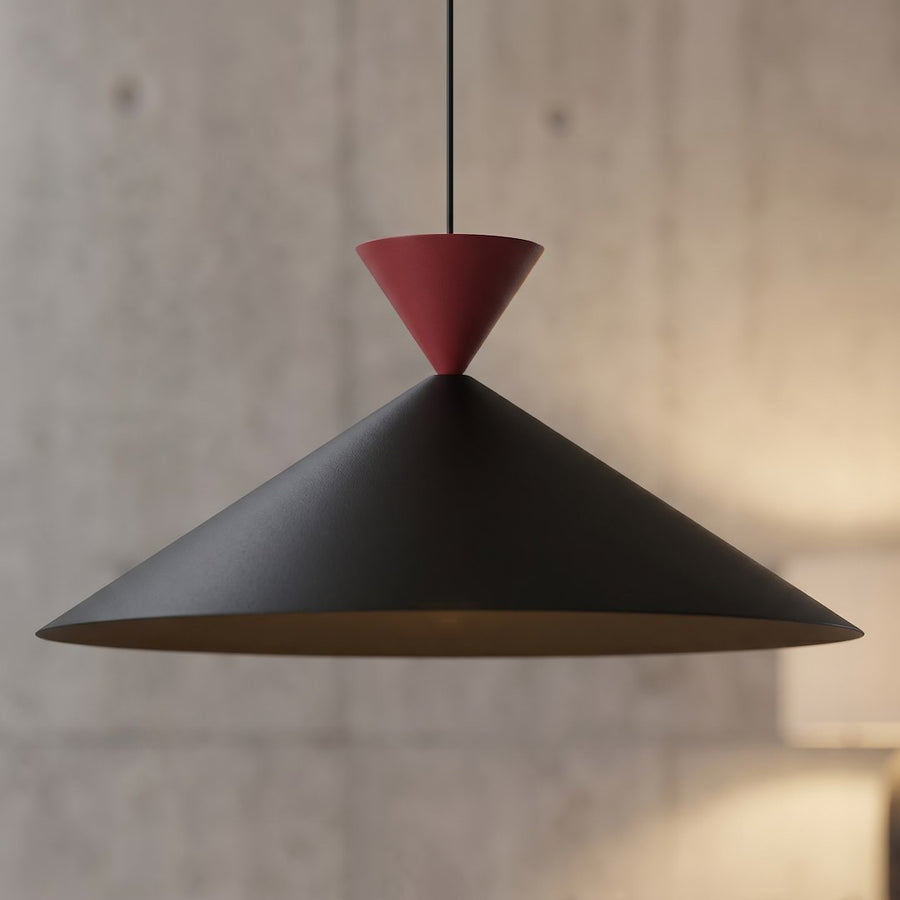 Détail de la finition mate du cône bordeaux posé sur l'abat-jour noir