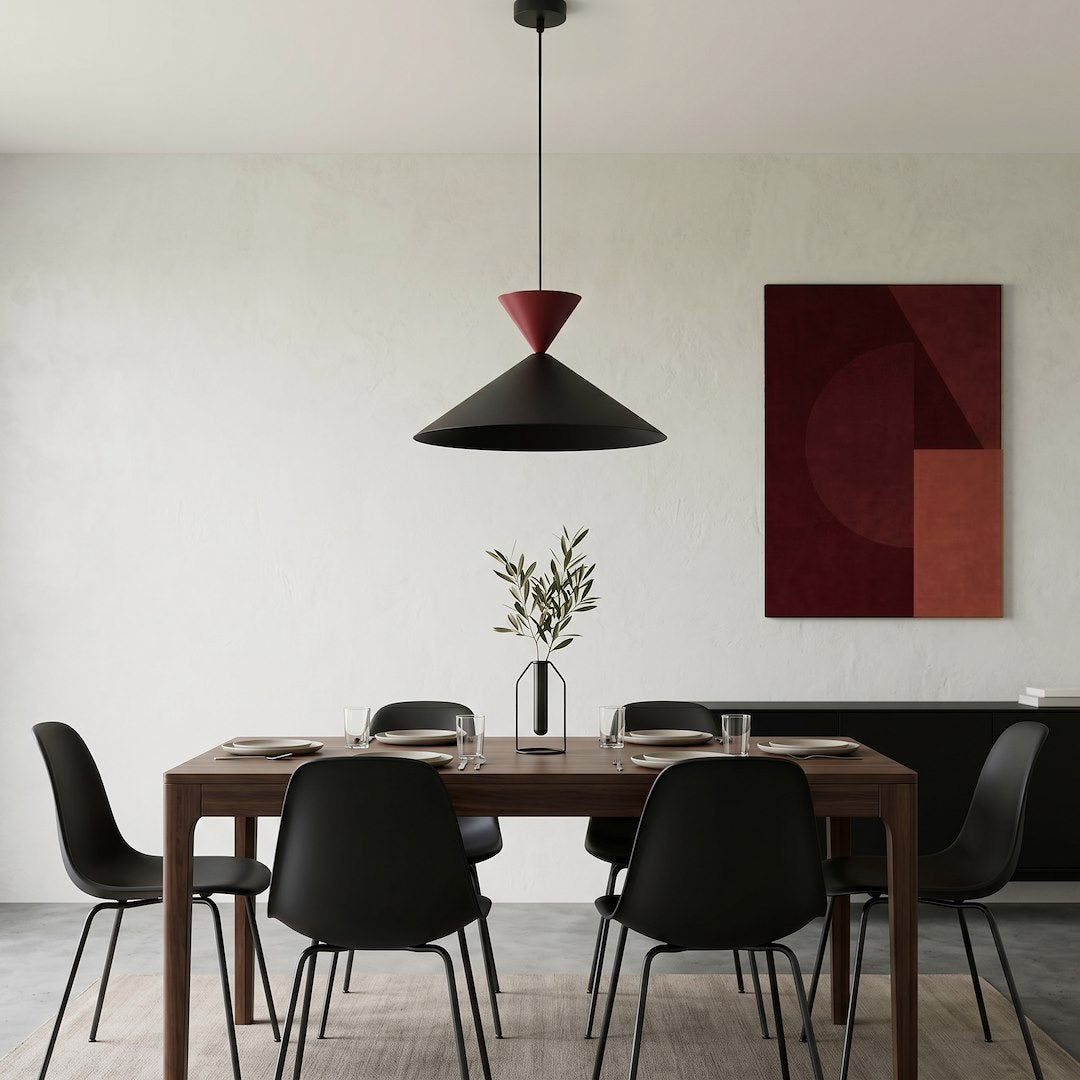 Mise en ambiance salle à manger en bois avec chaises noires et tableau bordeaux