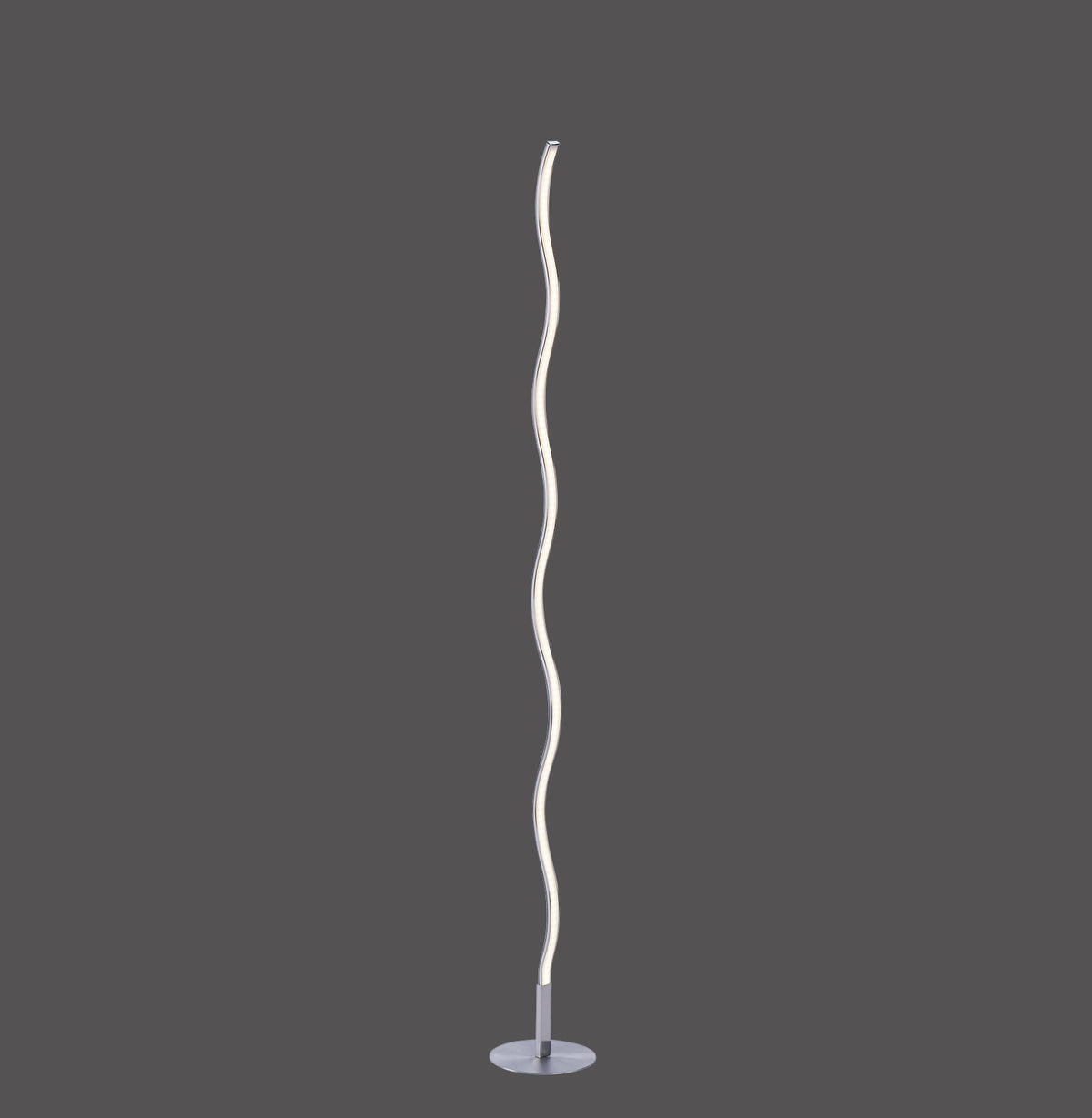 Lampadaire ondulé en acier brossé sur fond gris anthracite, vue de face entière.
