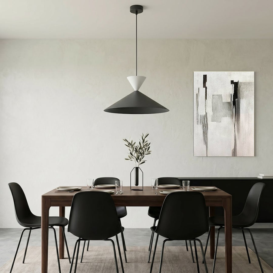 Suspension installée au-dessus d'une table de salle à manger en bois