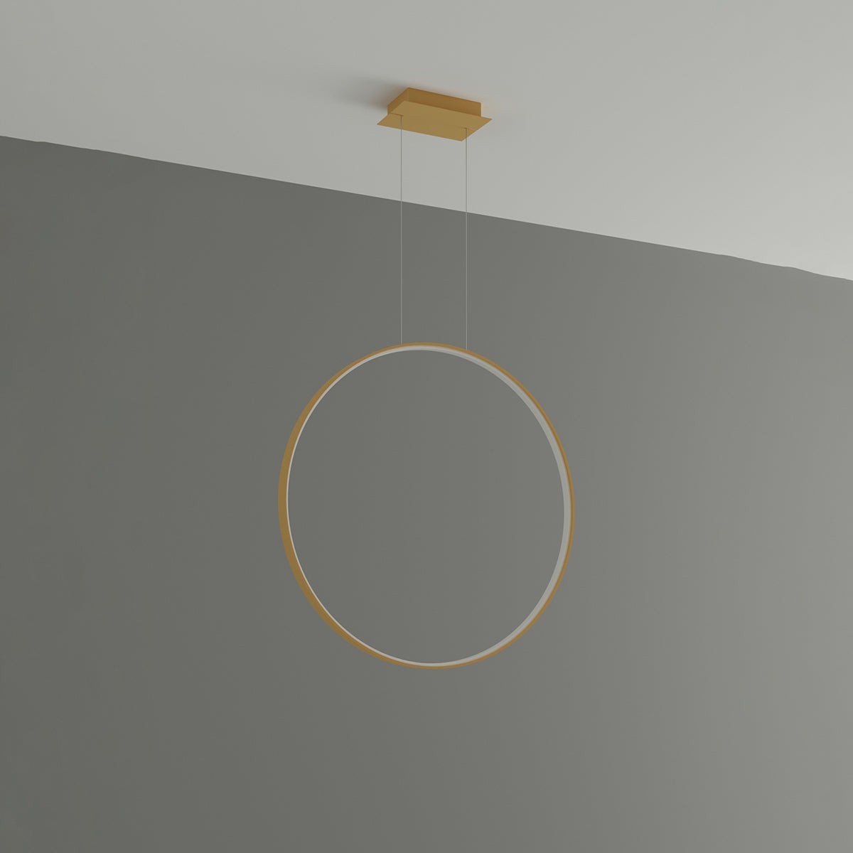 Luminaire suspendu éteint devant un mur gris clair et plafond blanc