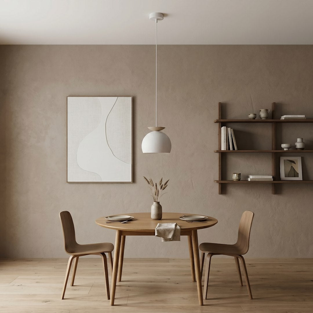 Mise en ambiance salle à manger, suspension au-dessus d'une table ronde en bois clair