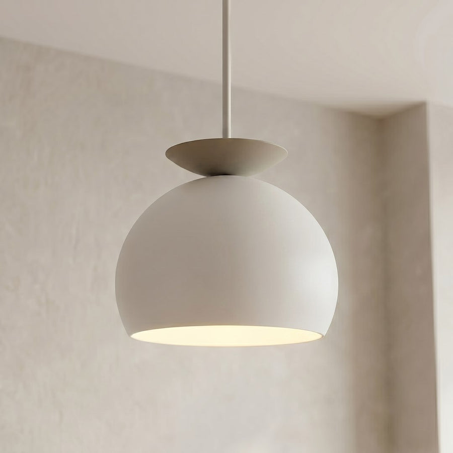 Détail rapproché de l'abat-jour, disque beige satiné et lumière chaude diffusée
