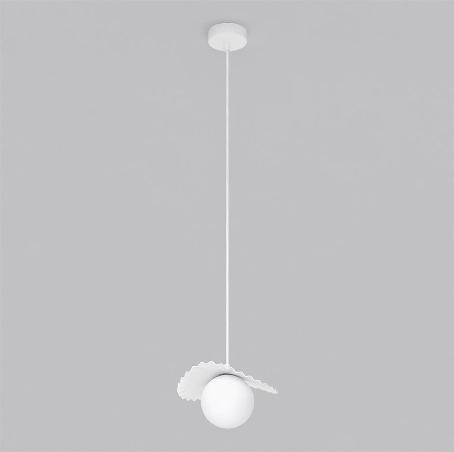 Vue de profil du luminaire blanc suspendu, abat-jour plissé et globe
