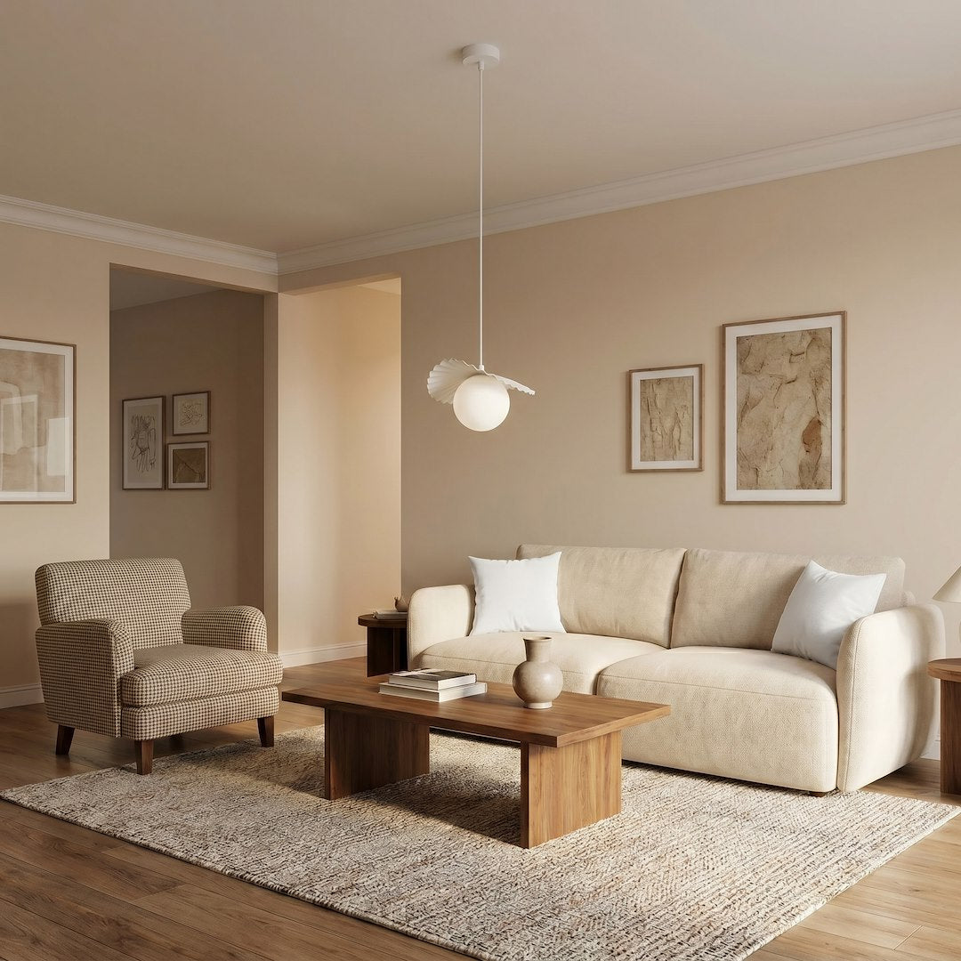 Luminaire suspendu dans un séjour moderne, fauteuil à motifs et table basse