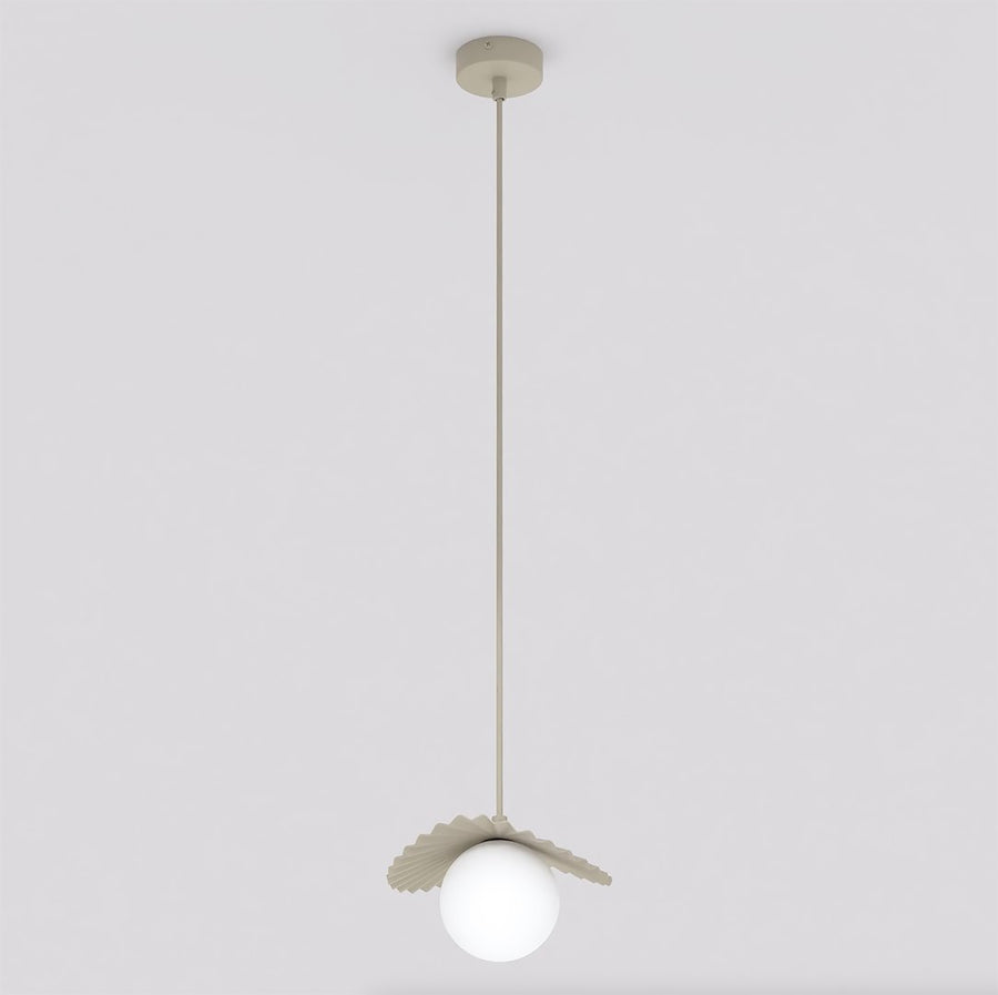 Vue de face du luminaire suspendu beige, montrant la rosace, le câble et le globe blanc.