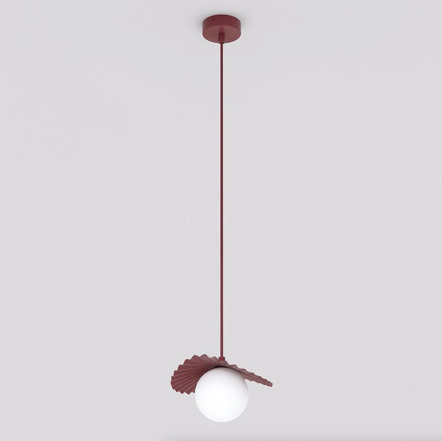 Vue de trois quarts du luminaire, plissé métallique bordeaux et sphère opaline blanche