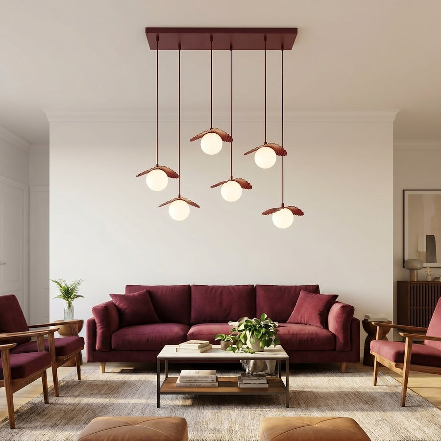Ambiance salon bordeaux, canapé assorti et suspension fleur suspendue au plafond blanc