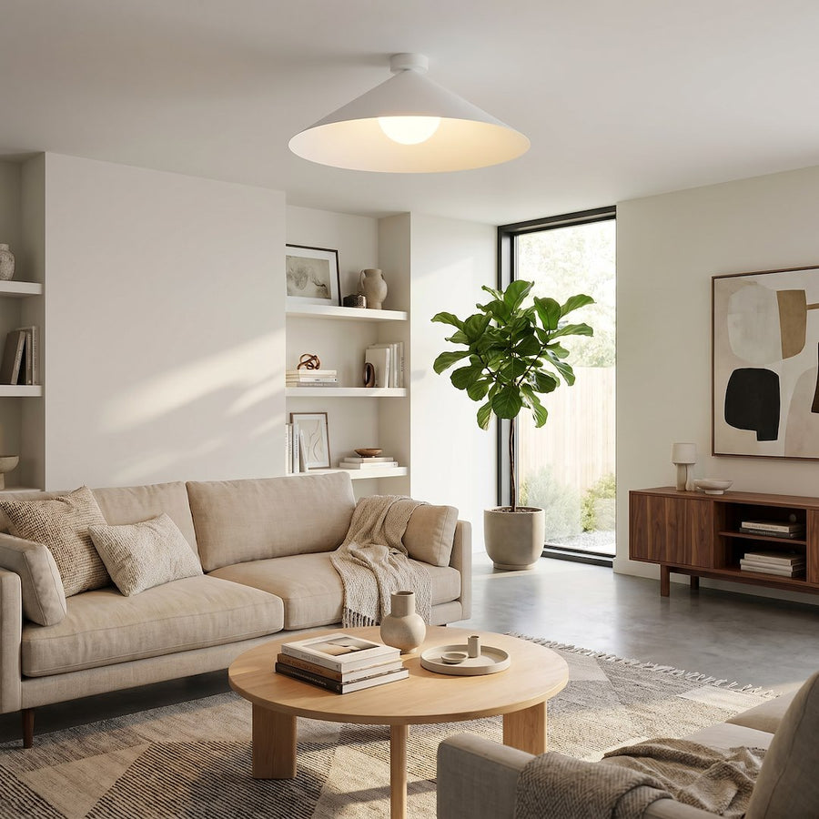 Mise en ambiance dans un salon clair, plafonnier blanc au-dessus du canapé