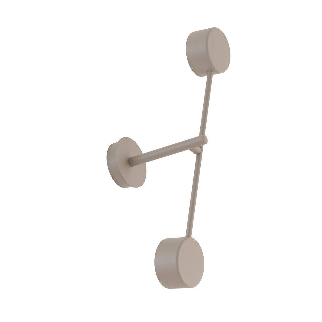 Autre angle du luminaire mural beige, mettant en évidence la platine murale et les bras.