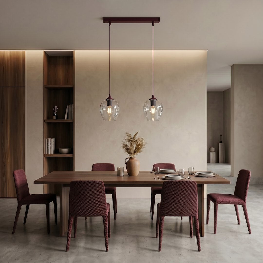 Mise en ambiance au-dessus d'une table à manger en bois avec chaises bordeaux