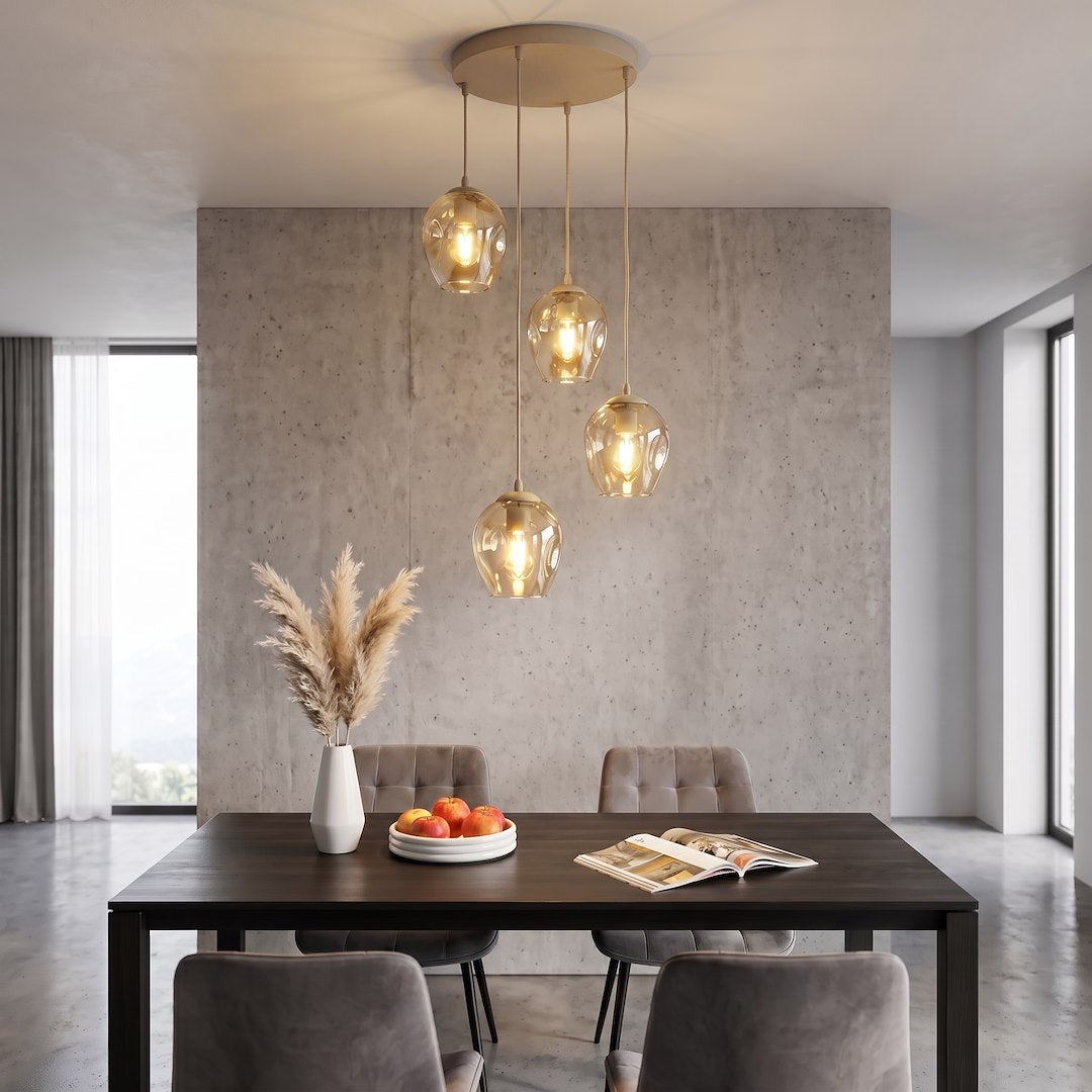 Mise en ambiance au-dessus d'une table à manger devant un mur de béton