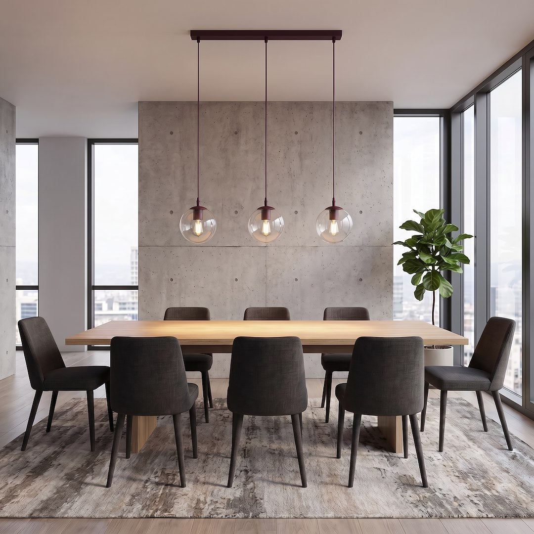 Mise en ambiance au-dessus d'une table de salle à manger, suspension linéaire à trois lumières