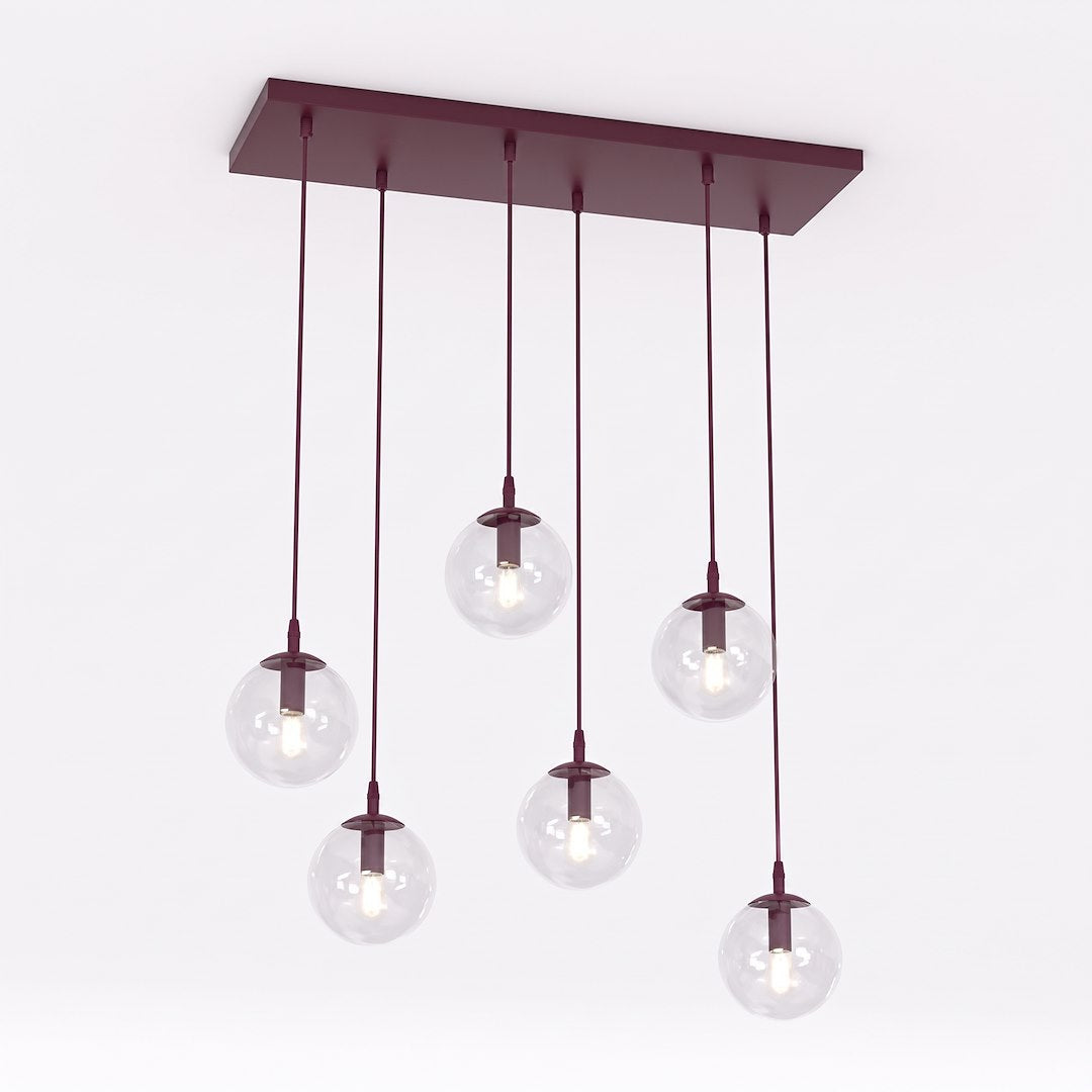 Vue de face du luminaire sur fond blanc, six globes suspendus à hauteurs différentes