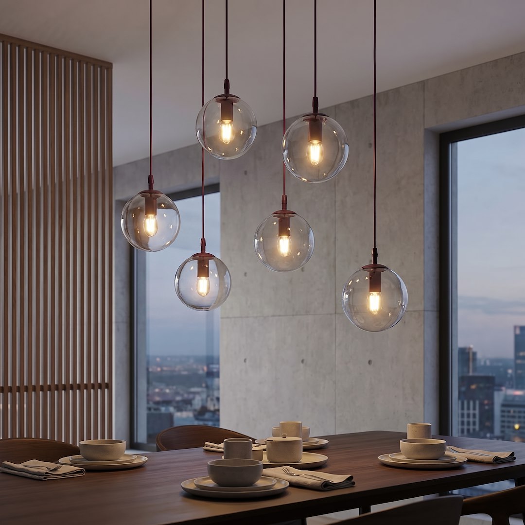 Mise en ambiance au-dessus d'une table de salle à manger, globes allumés en lumière chaude