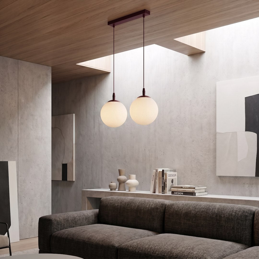 Mise en ambiance du luminaire allumé au-dessus d'un canapé dans un salon béton