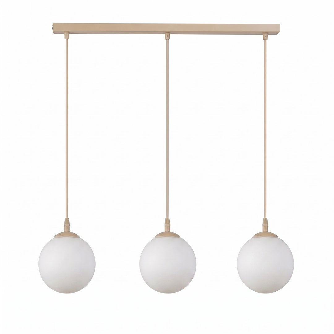 Suspension trois globes de verre blanc opalin, structure beige clair, vue de face sur fond blanc