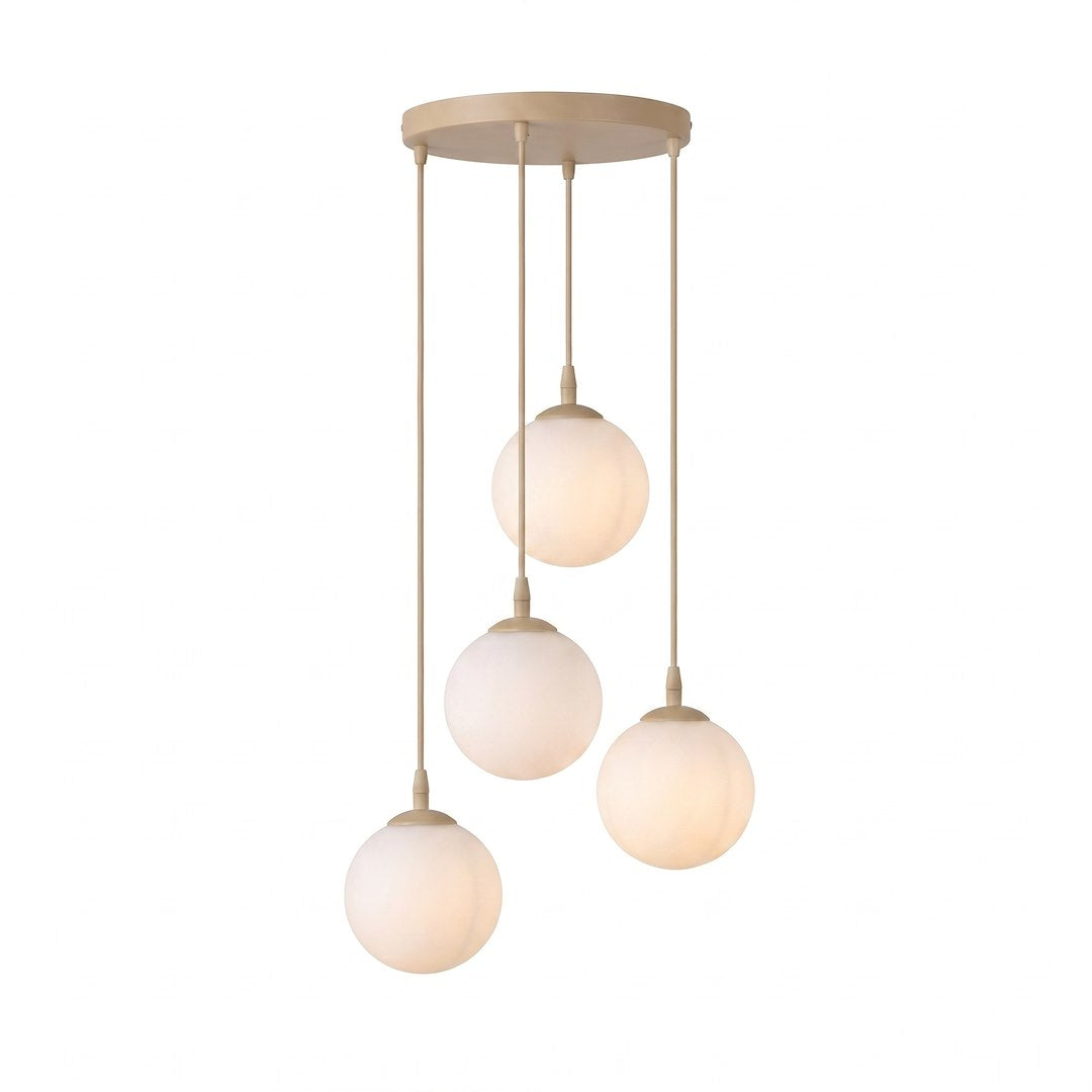 Suspension beige à quatre globes de verre blanc opale suspendus à hauteurs différentes