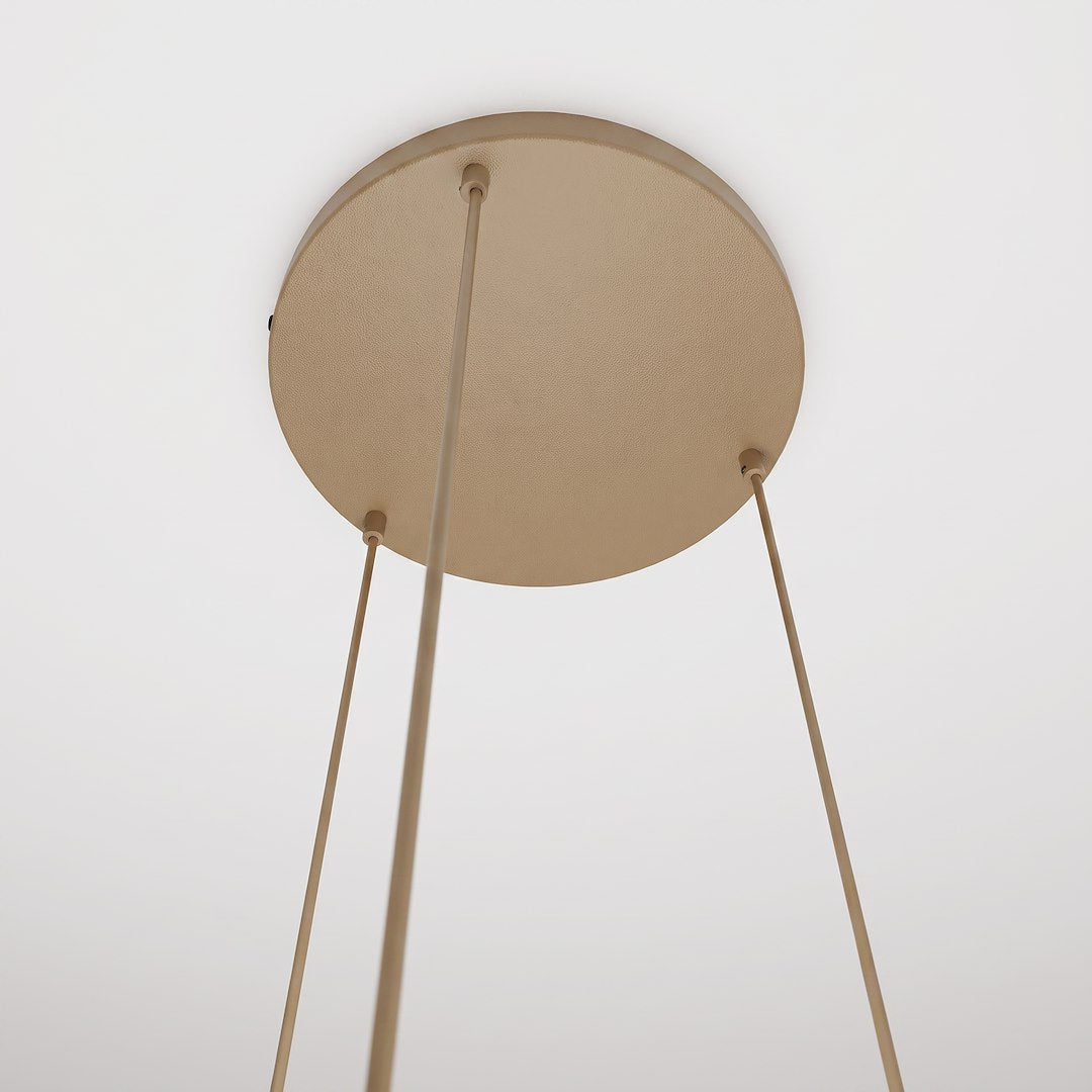 Détail du pavillon rond beige au plafond et des trois cordons textiles tendus