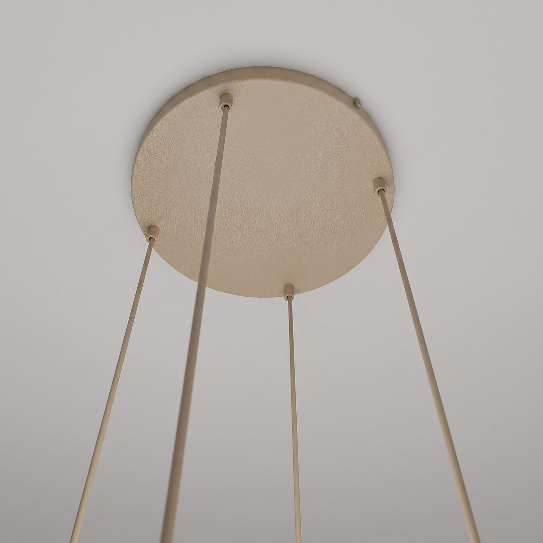 Détail du pavillon rond beige vu de dessous avec les quatre câbles tendus.