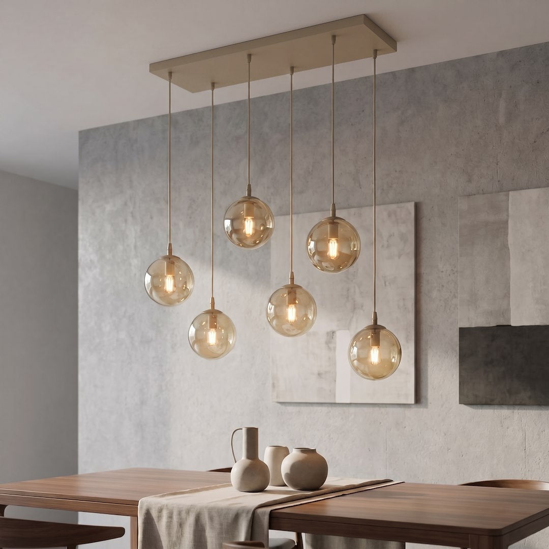 Ambiance salle à manger, mur béton gris et table en bois avec vase en céramique