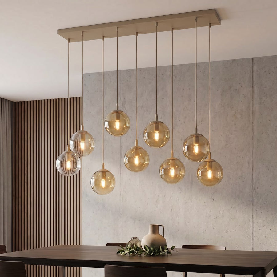 Luminaire installé au-dessus d'une table en bois, mur béton et claustra vertical