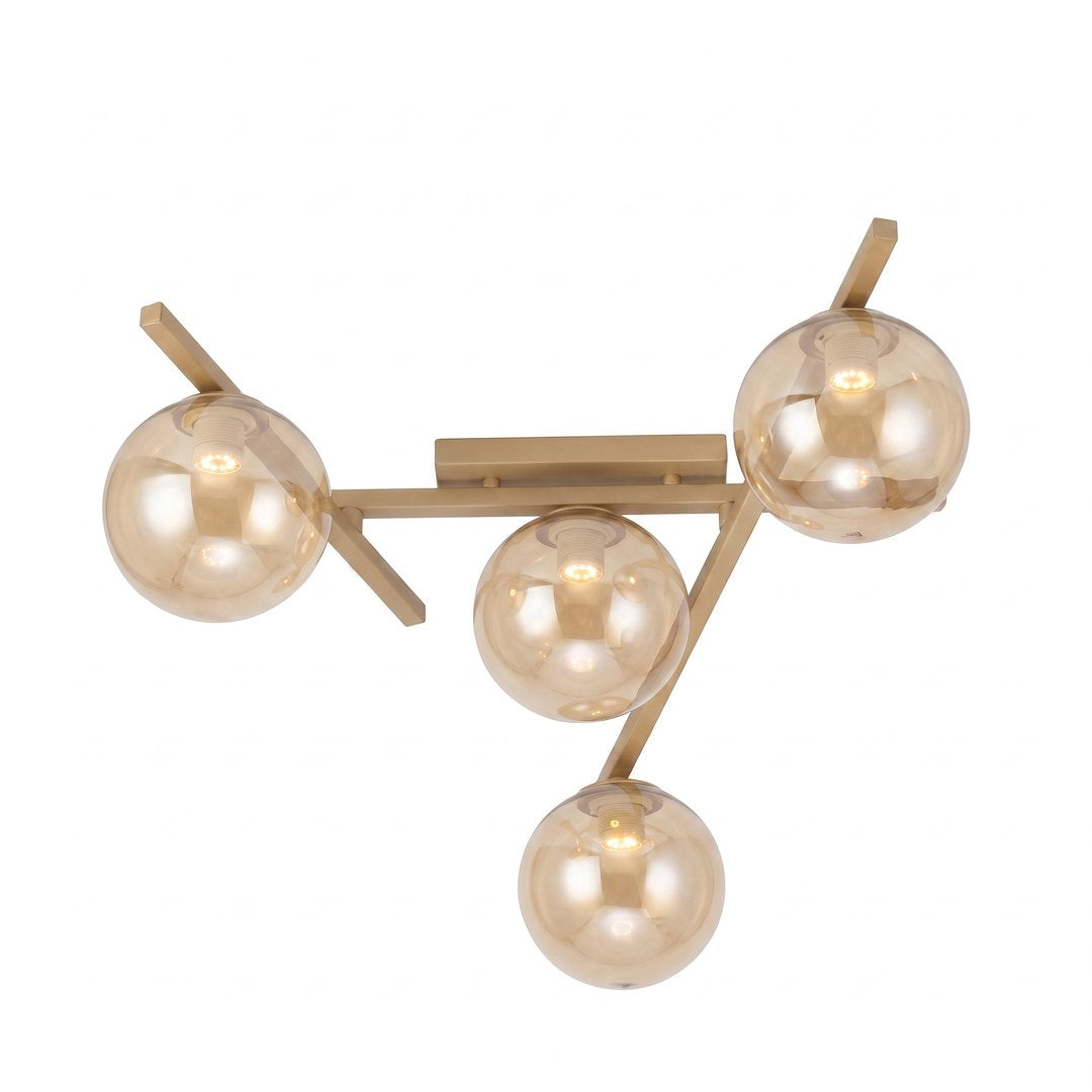 Luminaire plafonnier beige avec quatre globes en verre ambré sur bras métalliques.