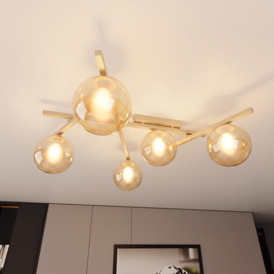 Vue rapprochée du luminaire installé au plafond, verre ambré rétroéclairé.