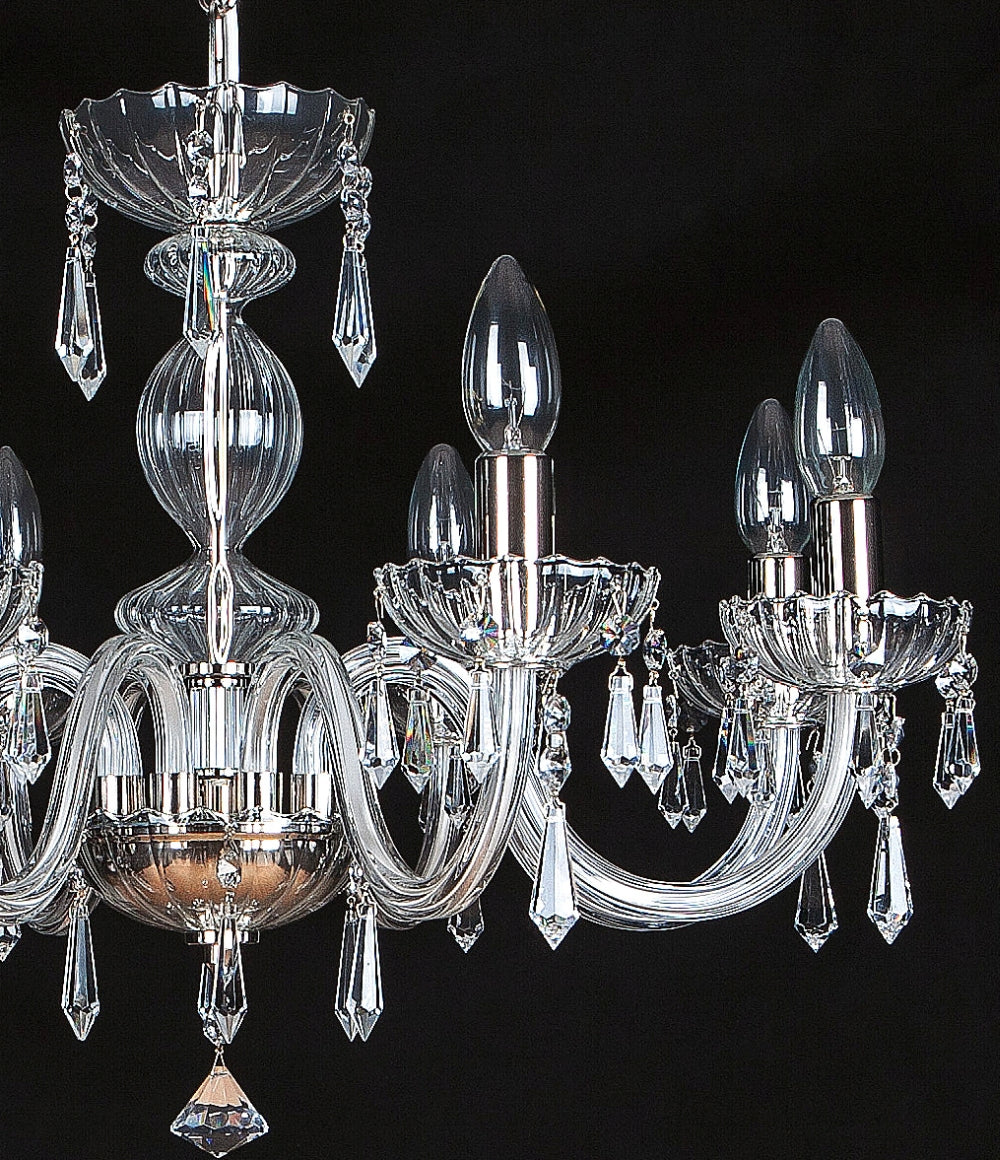 Détail de la finition : coupe supérieure godronnée, boules de cristal et gouttes suspendues
