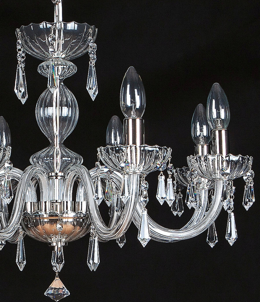 Détail de la finition : coupe supérieure godronnée, boules de cristal et gouttes suspendues